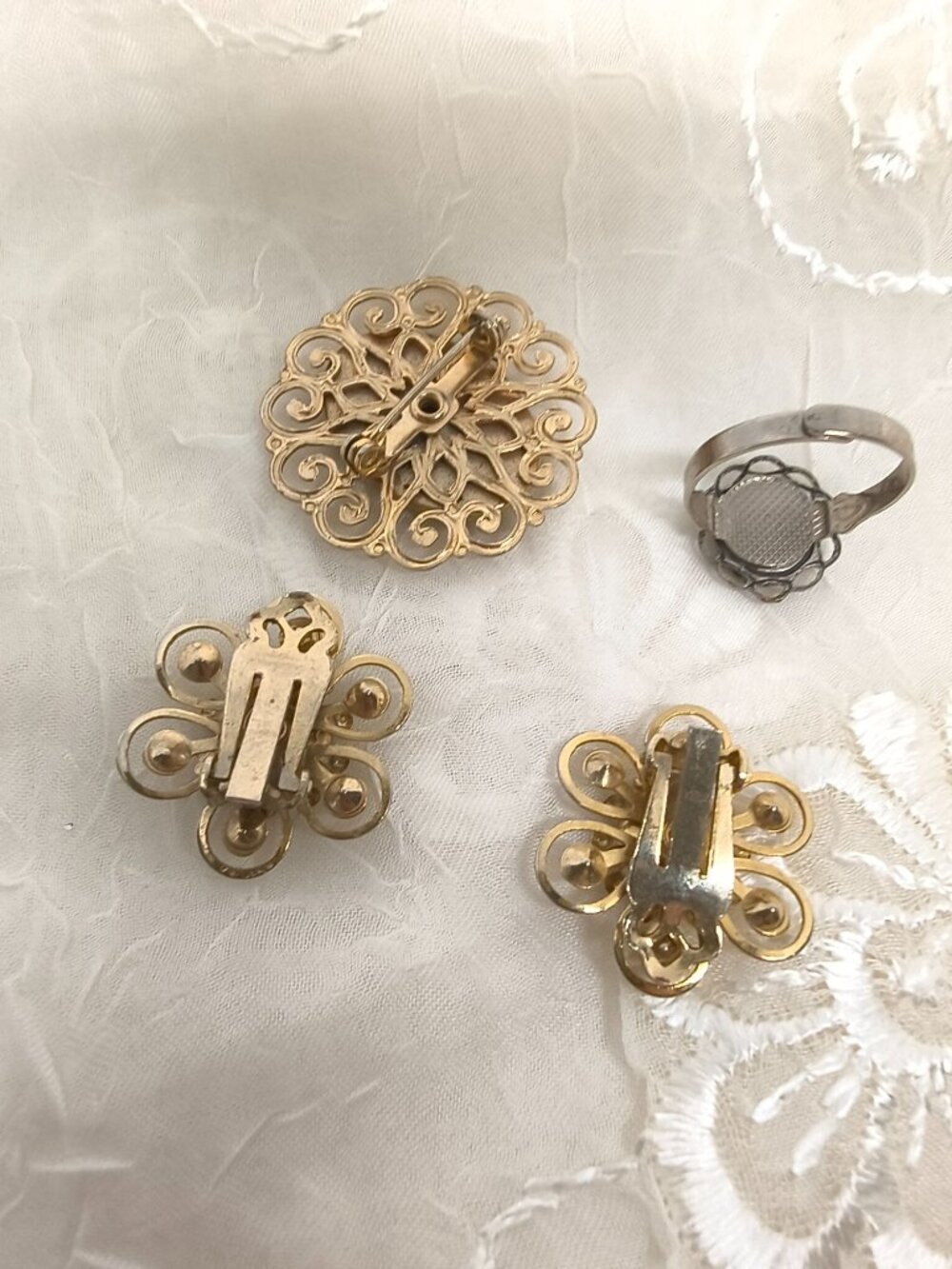Vintage Cameo Jewelry Set With Brooch, Clip-On Earrings & Adjustable Ring - Picture 8 of 9